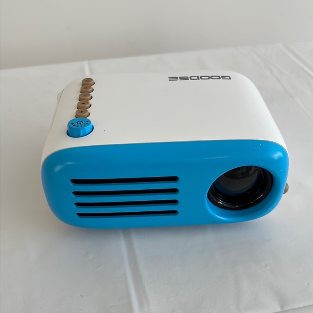 GooDee Mini projector with HDMI and Power Cord